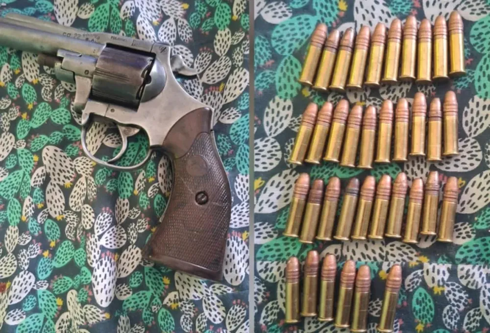 Allanamiento en un barrio caucetero terminó con una joven detenida: le hallaron un arma de fuego y 36 cartuchos