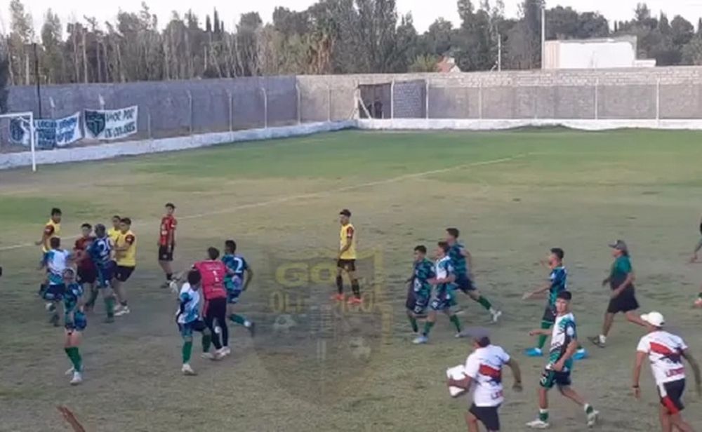 La violencia golpea al fútbol sanjuanino en apenas tres fechas: un jugador internado, otro detenido y una postal que preocupa