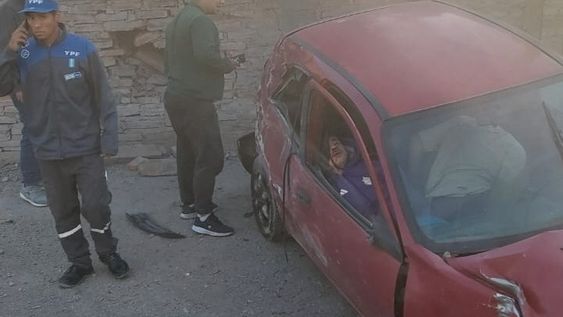 Choque y vuelco con suerte