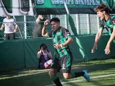 Primero. Dante Alvarez estaba ahí donde debia para el rebote y abrió la cuenta. Lo festeja junto a Rossi. San Martín se acomodó bien en el Reducido venciendo a Colegiales.