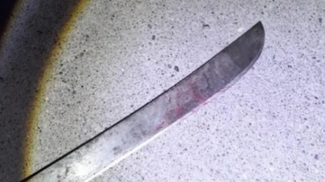 Encontró a un ladrón en su casa y le amputó varios dedos a machetazos