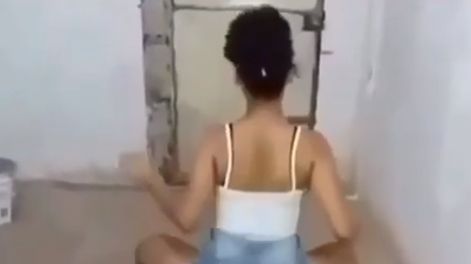 Estaba meneando sexy cuando apareció un visitante inesperado
