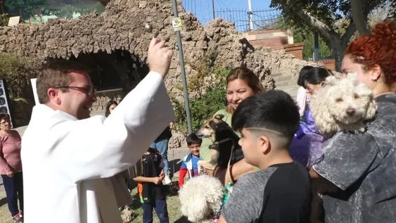 El padre Jonatan Félix fue el creador de la iniciativa de bendecir a las mascotas para celebrar el Día del Animal.