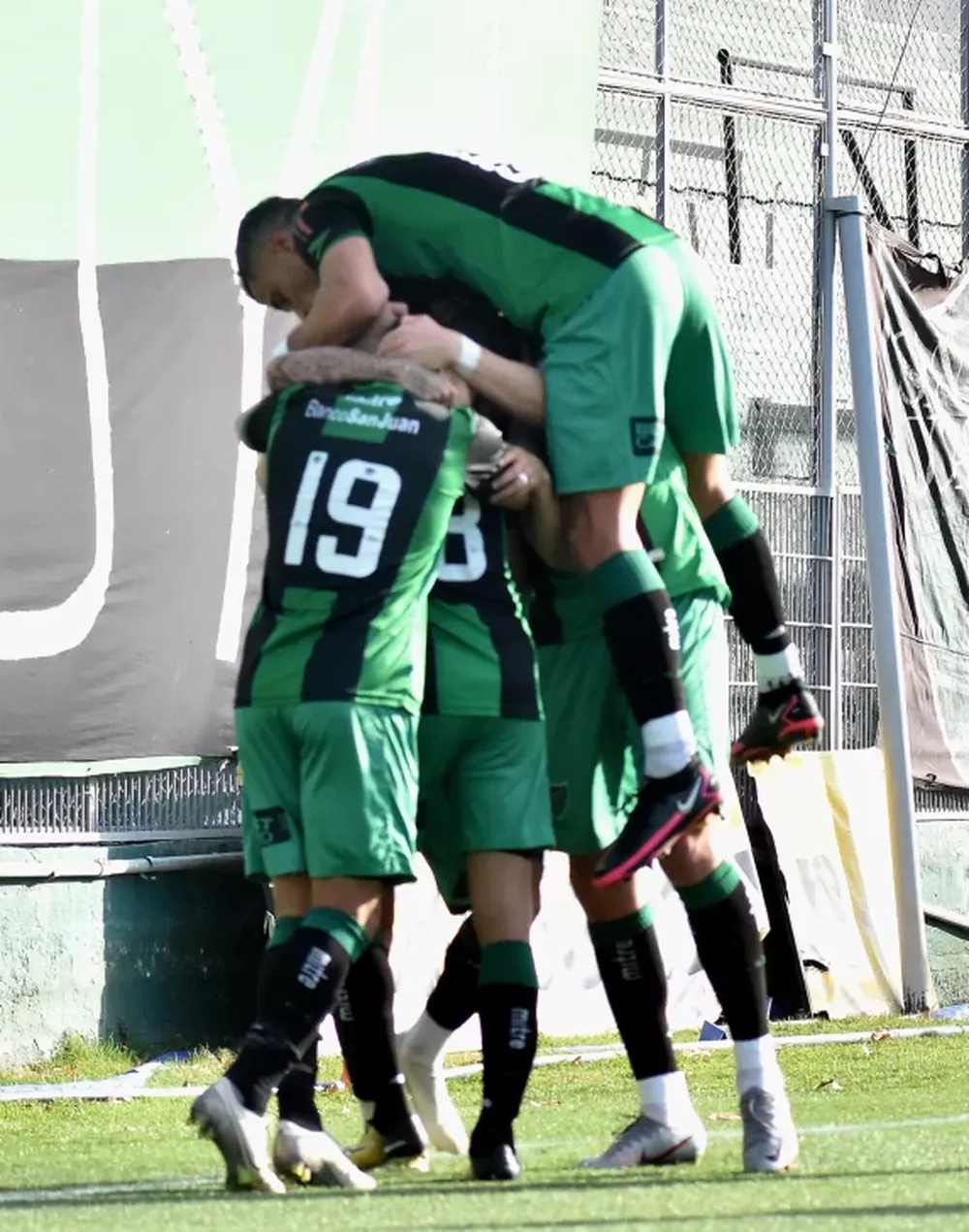 San Martín se juega su futuro en casa