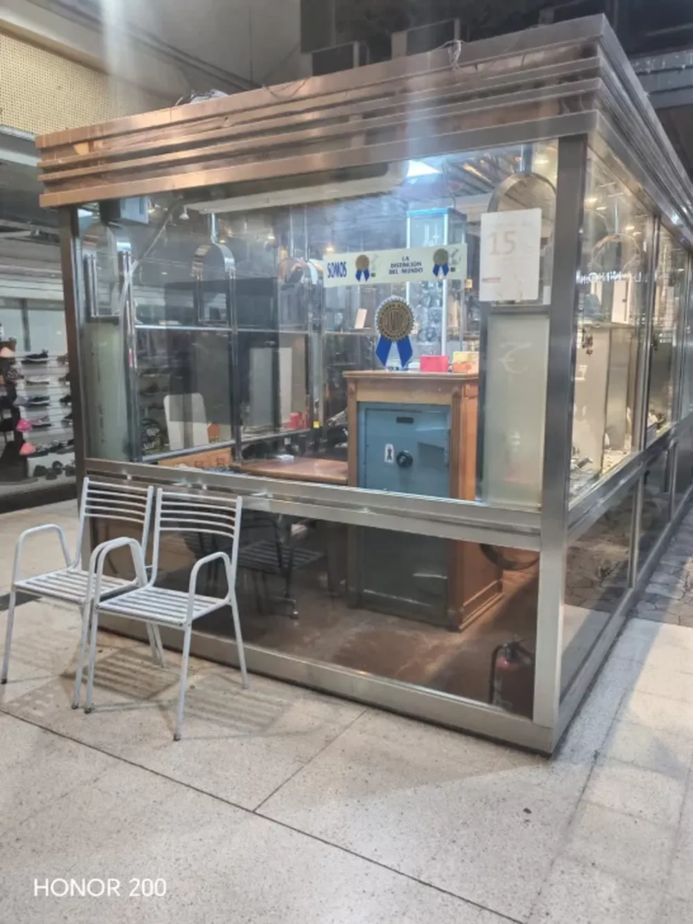 Reventaron la vidriera de una joyería a metros de Plaza 25 y cargaron en mochilas un botín millonario