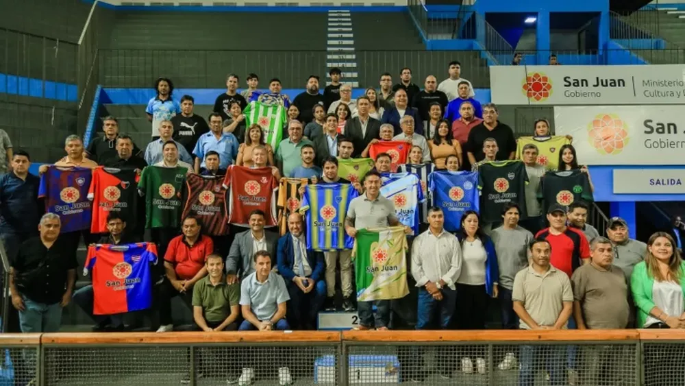 Todos. Los 32 clubes que son parte de la Copa de Campeones recibieron indumentaria y ayuda del gobierno provincial.