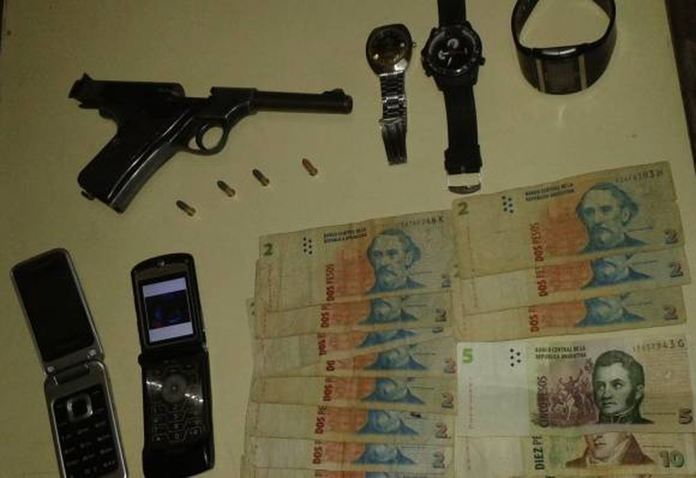 Preso con un arma y cosas robadas