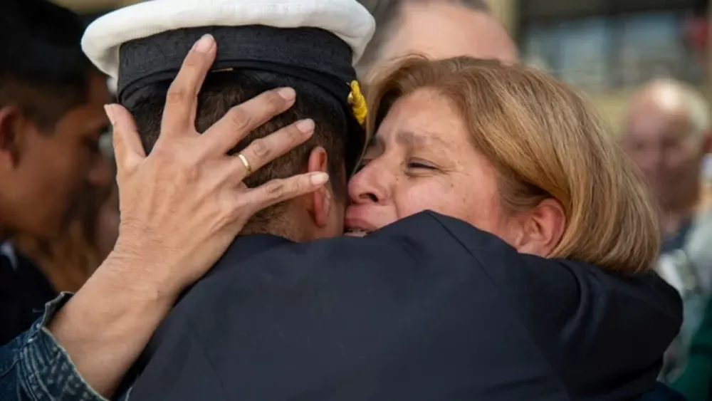 Regresó la Fragata Libertad y uno de sus tripulantes le propuso matrimonio a su novia