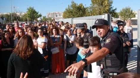 Un alumno de 14 años apuñaló a tres profesores y dos estudiantes