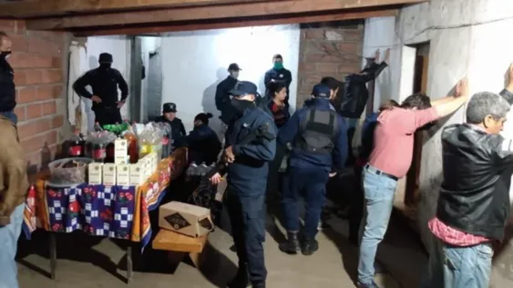 Detuvieron a un intendente por violar la cuarentena para comer un asado