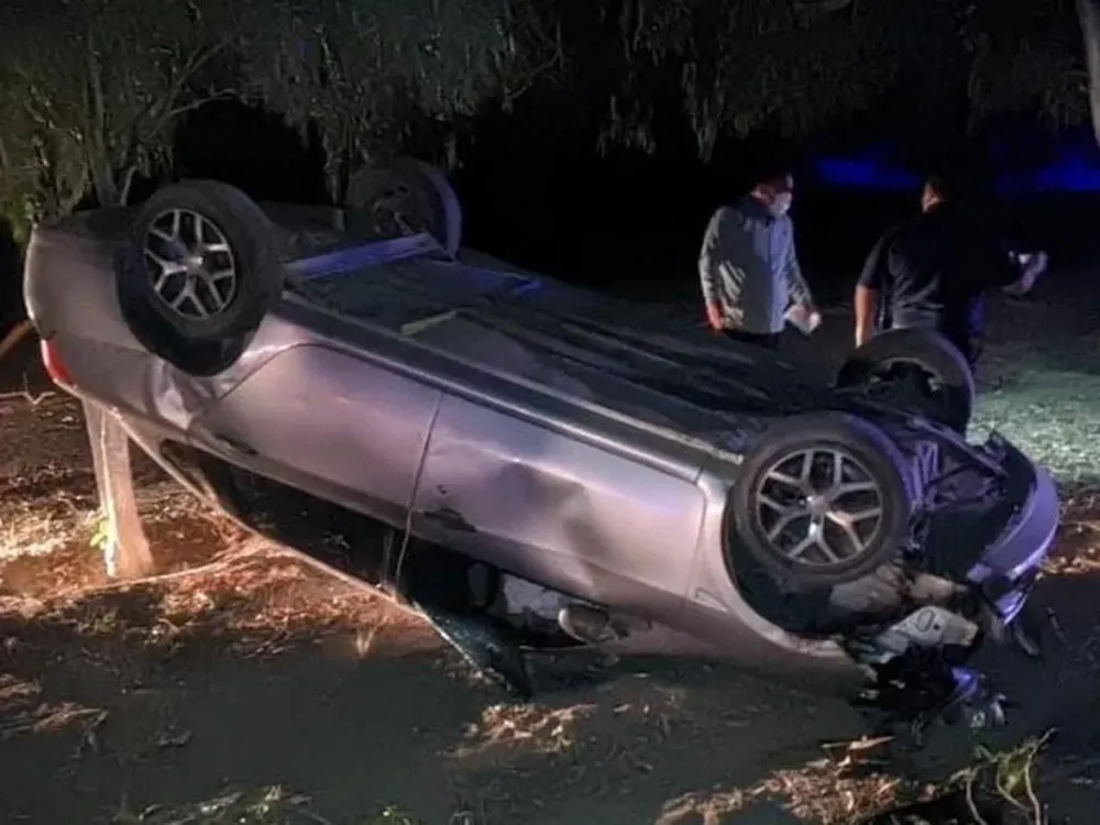 Impresionante vuelco en la Ruta 270: derribó postes de luz y el conductor quedó hospitalizado