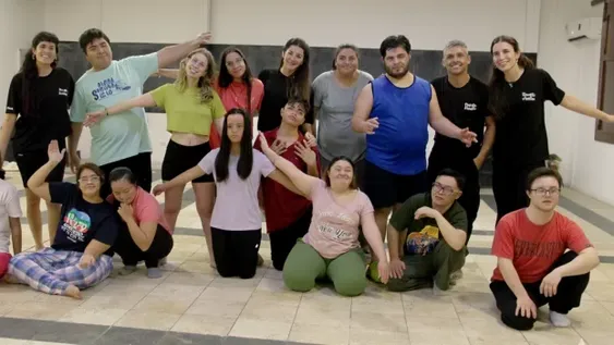 Profes y bailarines del taller “Amar y ya”, comandado por Lucía Quiroga (izq) tendrán su debut en una sala teatral a fin de mes.