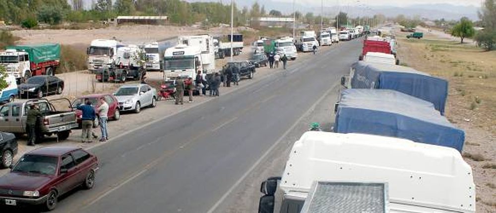 Paro de camioneros paraliza el transporte de San Juan