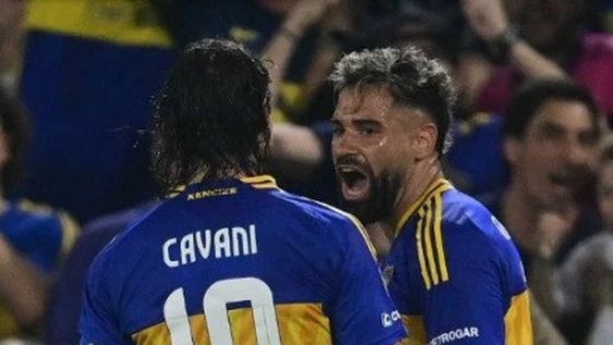 DESAHOGO. Cavani saluda a Milton Giménez, que convirtió de cabeza tras un rebote que dio Broun a un remate del chileno Palacios. En una noche caliente, Boca logró un triunfo importante.