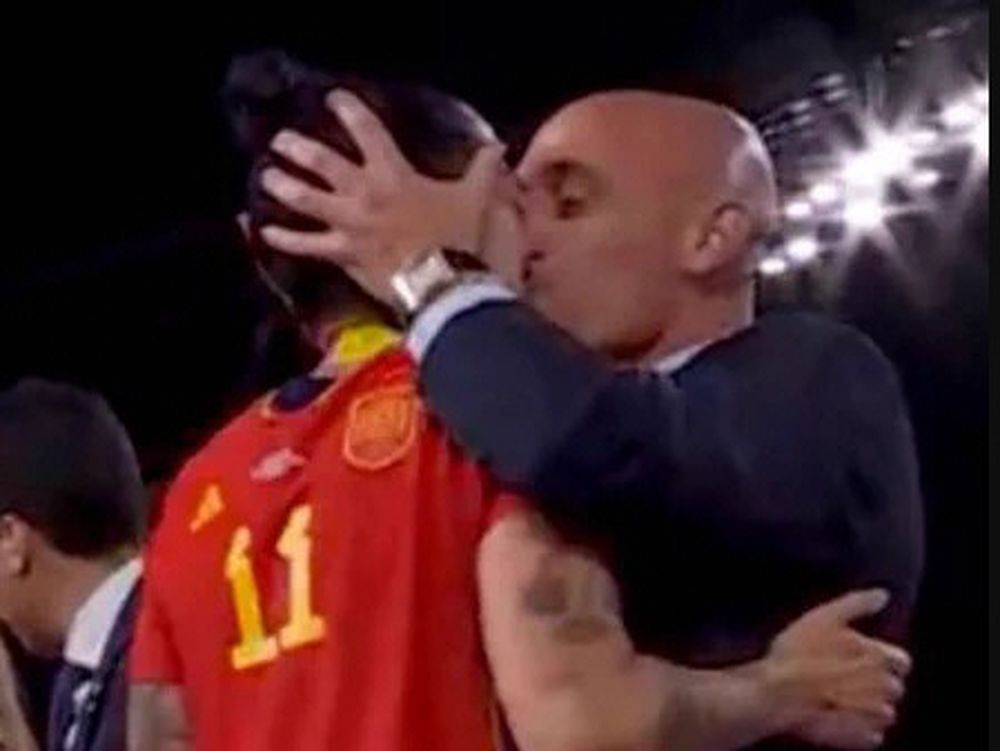Rubiales: beso y se tambalea