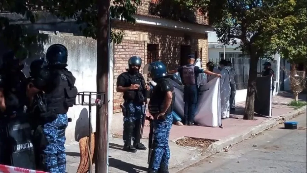 Asesinan a golpes a una mujer y por el crimen detienen a un hombre y a su hijo