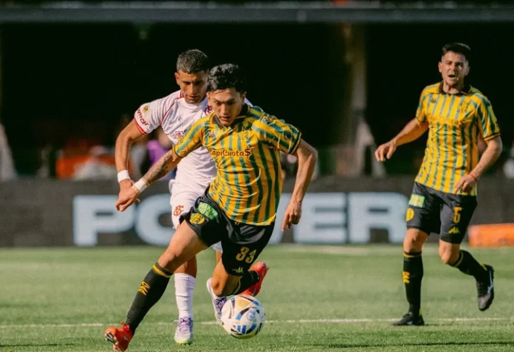 Apurado. Aldosivi no pudo sumar en su visita a Barracas y sigue hundido en el fondo de las posiciones.