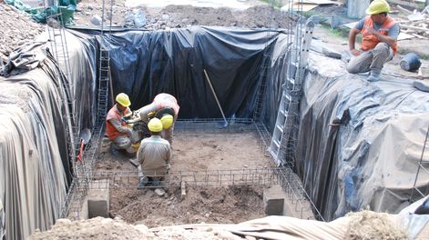 La construcción de las bases para los nuevos tanques de agua que instalará la UCCuyo avanza en tiempo y forma.