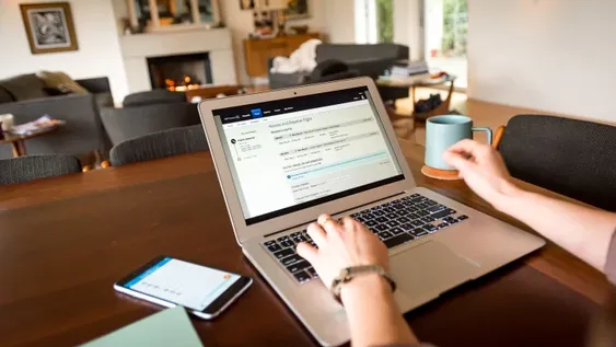 Trabajá 100% remoto y ganá en dólares: 10 plataformas que te ayudarán a conseguir empleo