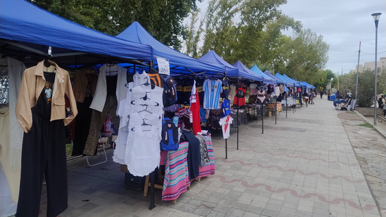 comerciantes sanjuaninos apuntan contra los feriantes de la plaza laprida: todo gratis, viva la pepa