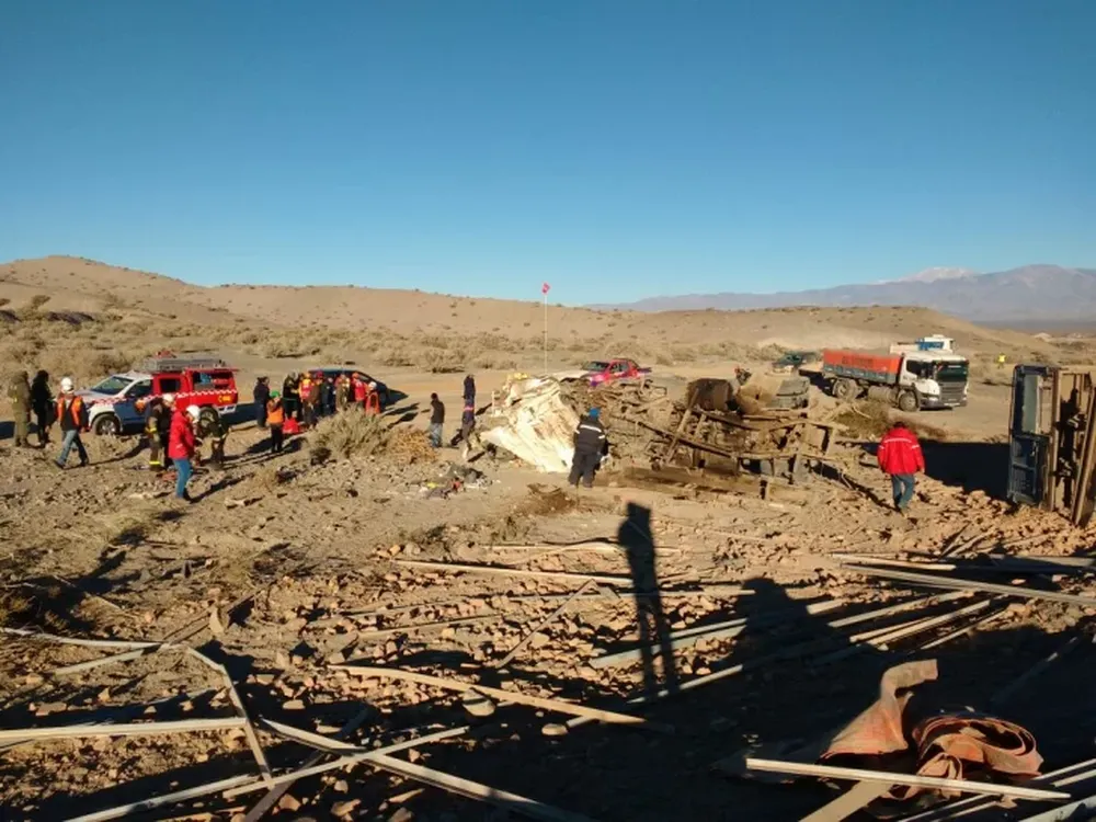 Un camión se quedó sin frenos y volcó: terminó destrozado y el chofer se salvó de milagro