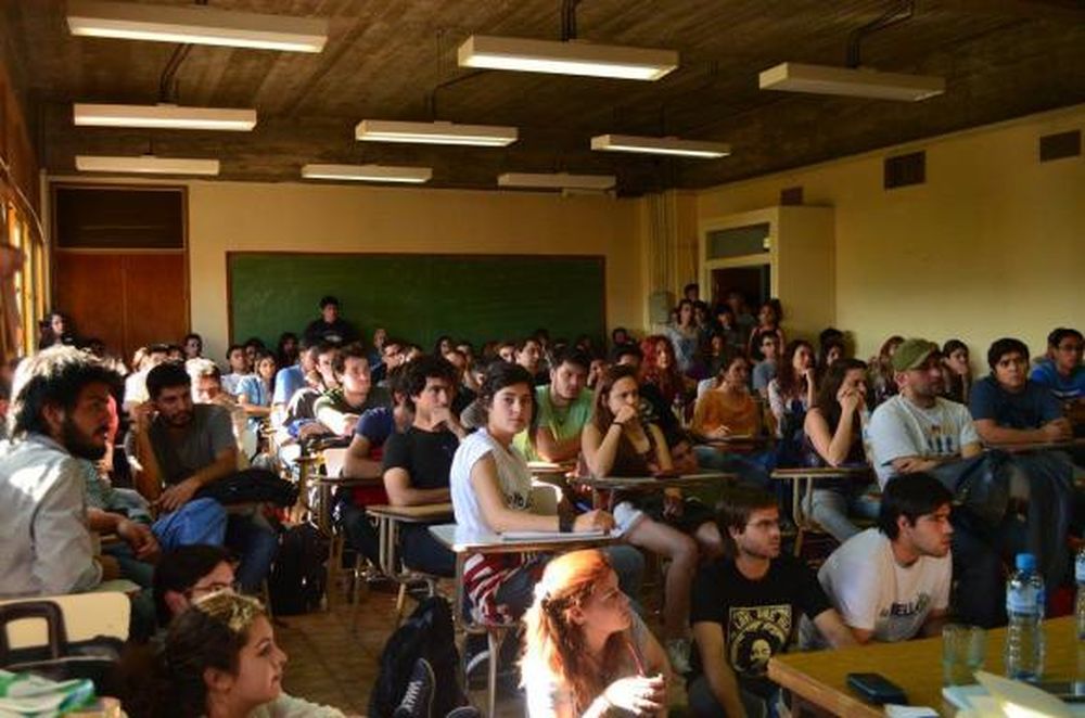 Alumnos universitarios debaten sobre minería, cianuro y sociedad