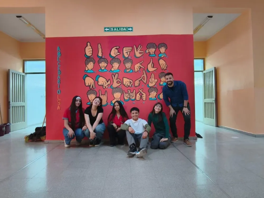 Un Colegio de Rawson inaugura un mural para aprender lengua de señas y ser más inclusivos