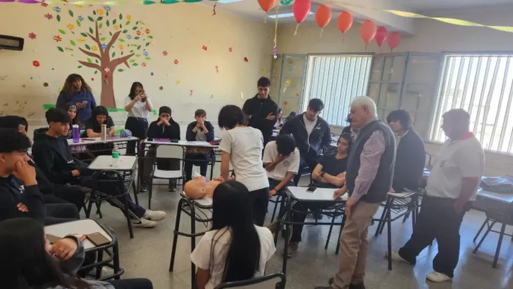 Los alumnos del Colegio Divina Misericordia visitaron el Colegio Cacique Angaco para enseñar sobre primeros auxilios.