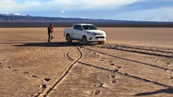 que resolvio la justicia por la camioneta enterrada en la pampa del leoncito: multas por mas de $9.000.000 y retiro inmediato de la hilux