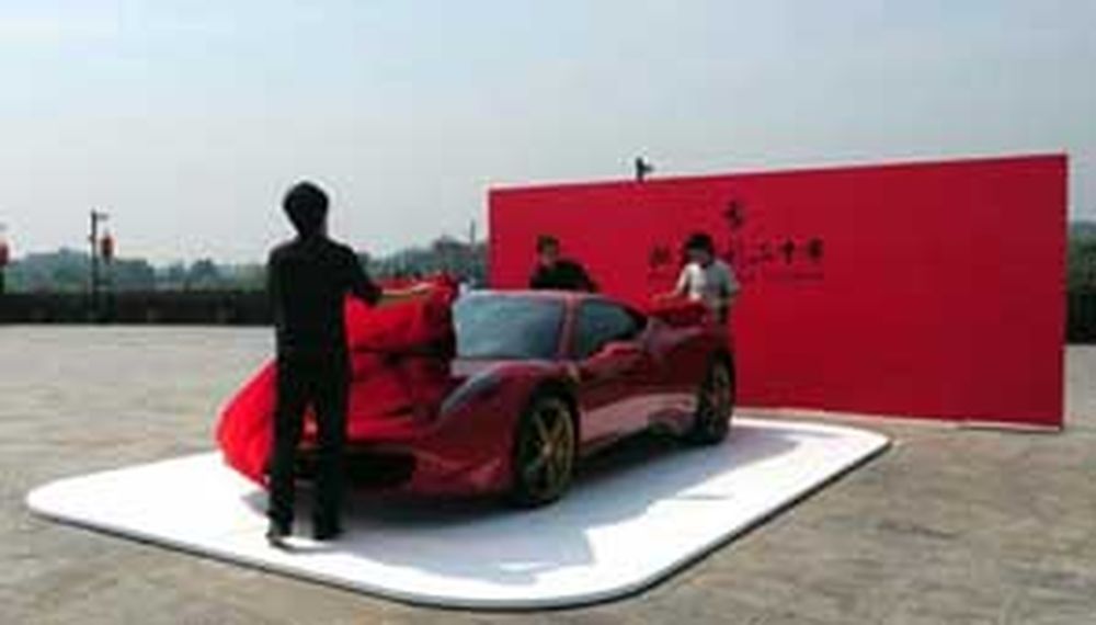 Una Ferrari en la Muralla