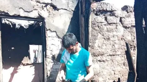 Las fotos y video del incendio que destruyó cinco viviendas en un asentamiento de Santa Lucía