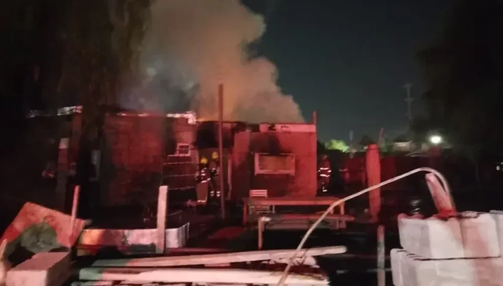 Prendió fuego la casa de su familia en Mendoza: su ex y su hijo están en grave estado