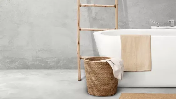 Adiós a los azulejos: el revestimiento que transforma los baños modernos y es furor.