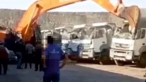No cobró su sueldo y decidió destruir varios camiones con una retroexcavadora