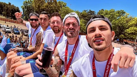 Messi no soltó la Copa del Mundo y sus compañeros animaron la fiesta popular con la gente