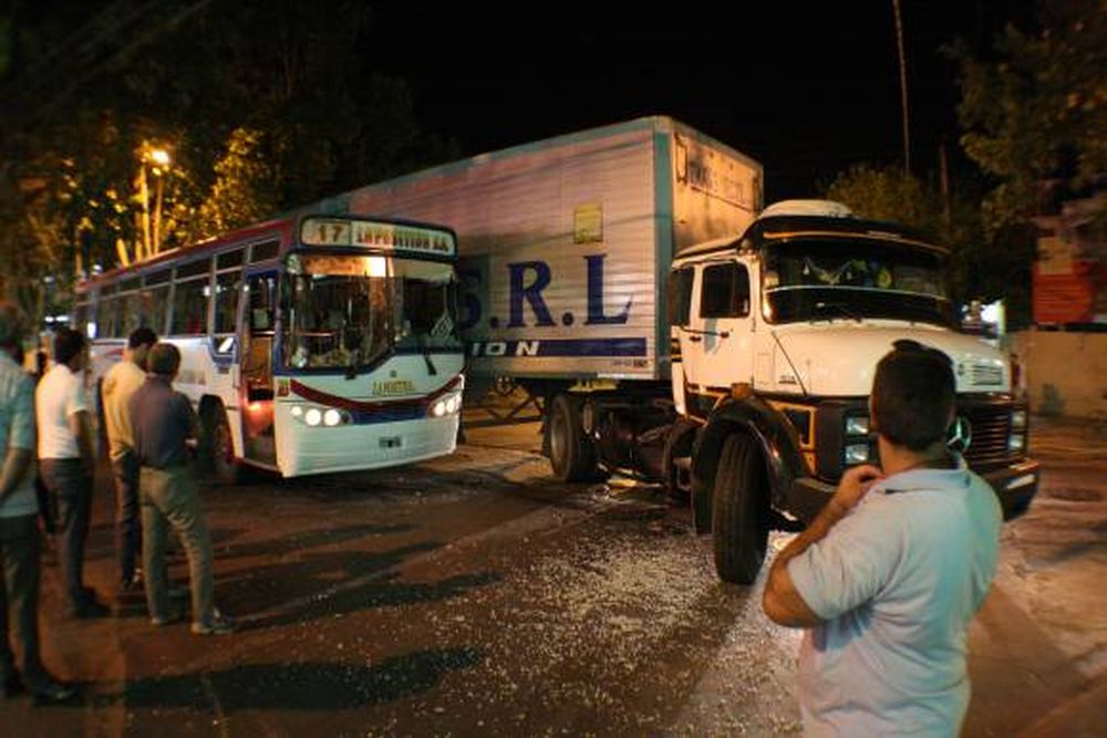 Choque entre un camión y colectivo