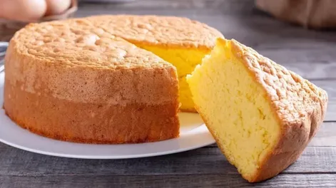 Bizcochuelo de naranja recién horneado.