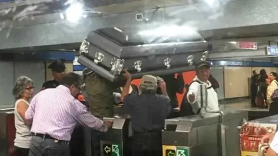 No tenían dinero para un coche fúnebre y subieron el ataúd al metro