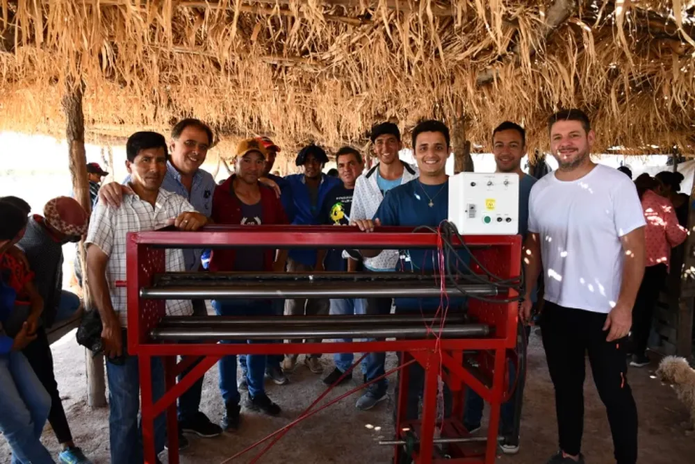 Entregan una sobadora de cuero a pueblos originarios de Sarmiento