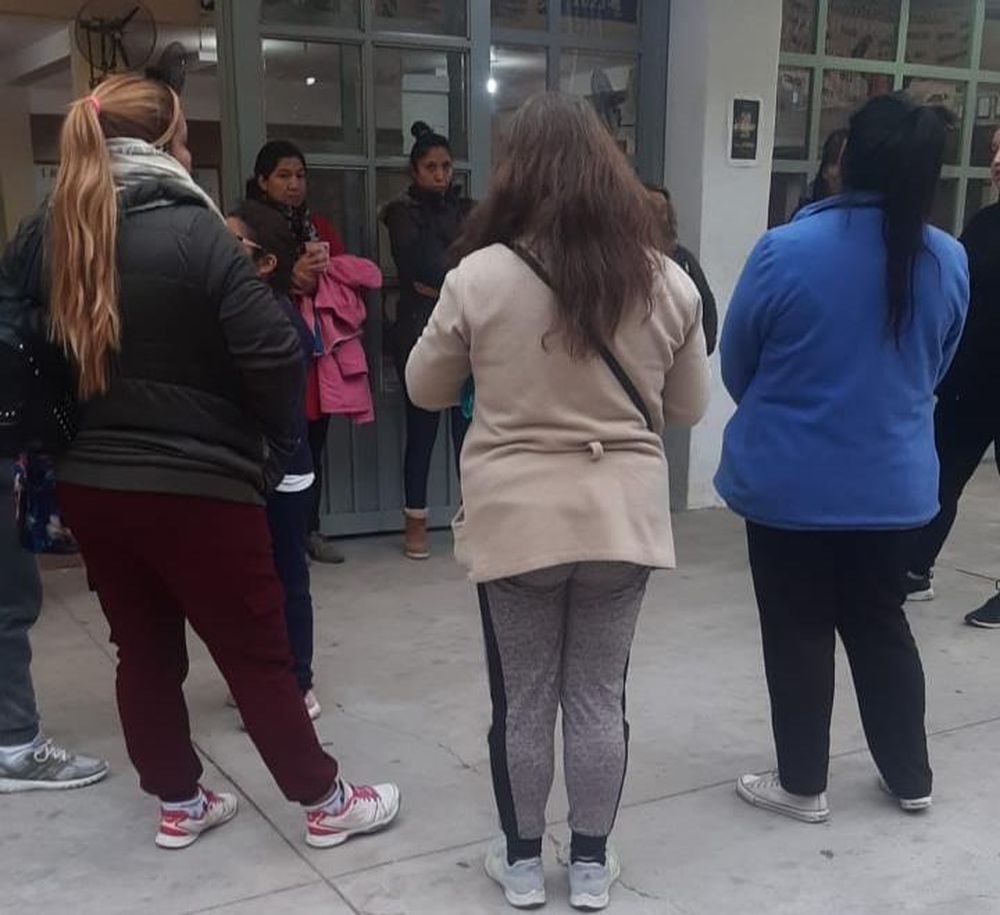 Revuelo en una escuela por un docente que tiene una vieja condena por corrupción de menores