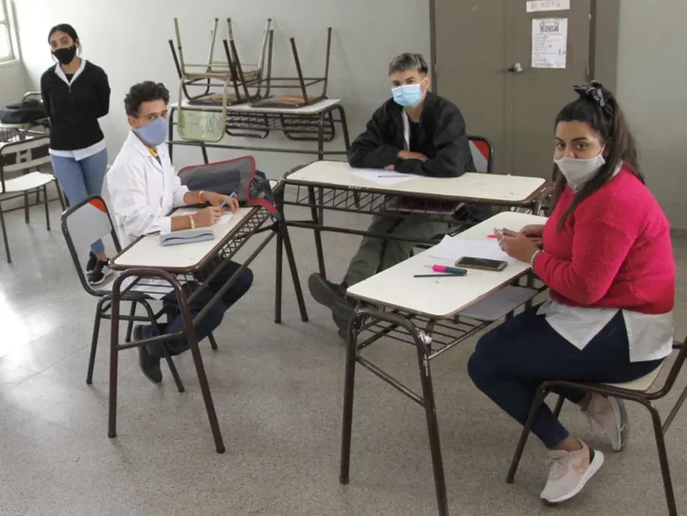 Se reducirá a un máximo de 90 centímetros el distanciamiento en las aulas