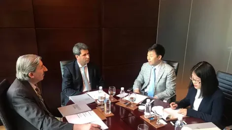 En China, el gobernador  se reunió con ejecutivos dedicados a la construcción y las energías alternativas