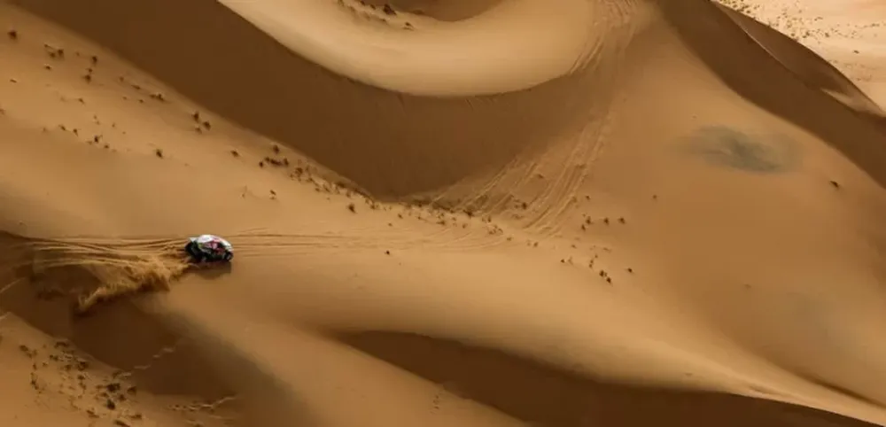 Impresionante. Las arenas del desierto en toda su inmensidad. El auto parece una mosca.