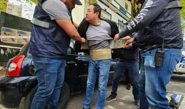Tres ciudadanos chinos llevaban más de 700 mil dólares pegados a sus cuerpos