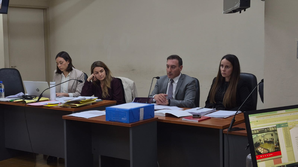 La defensora oficial Cecilia Mut (de bordo) y el fiscal Iván Grassi, acompañado por la ayudante fiscal Victoria Martín.