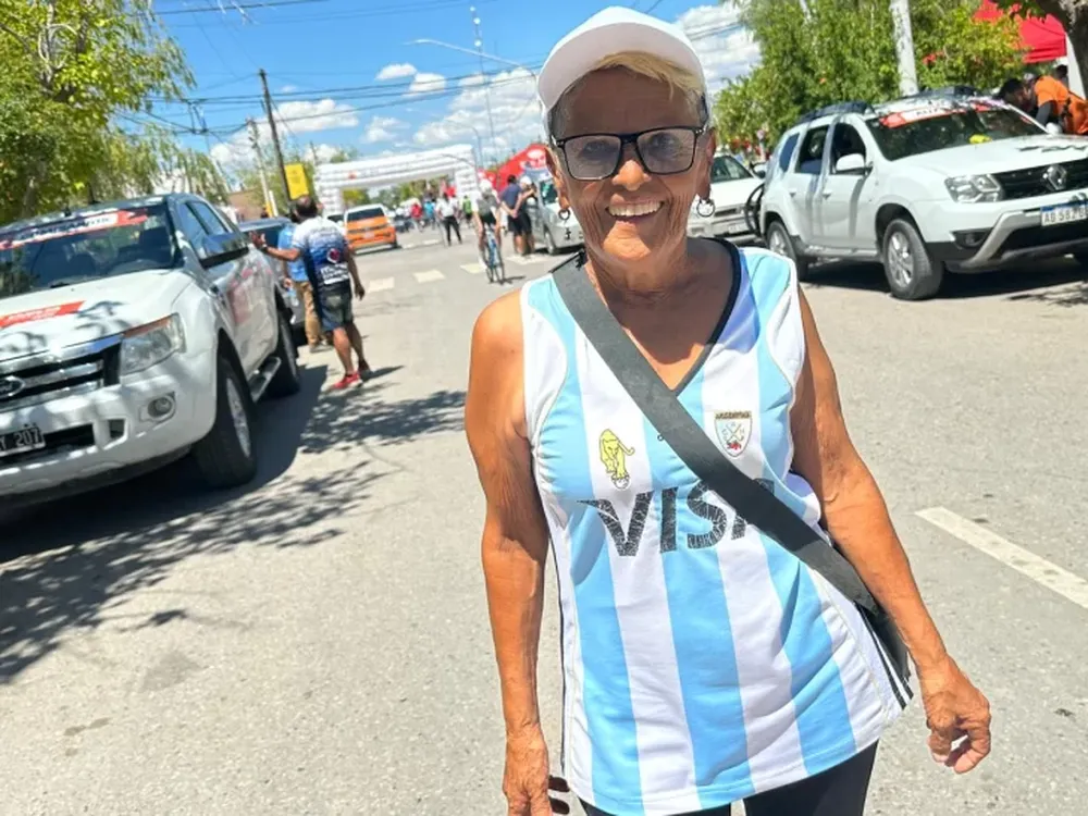 Teresa, 71 años y una pasión intacta: la hincha fiel que sigue cada etapa de la Vuelta a San Juan