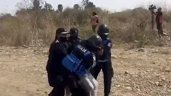 Violencia y tensión en un desalojo por toma de tierras: detuvieron a una funcionaria