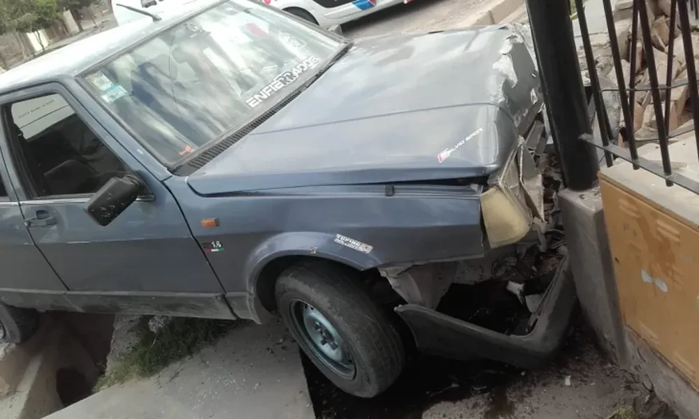 Un remisero fue asaltado y luego persiguió y chocó el auto de los ladrones