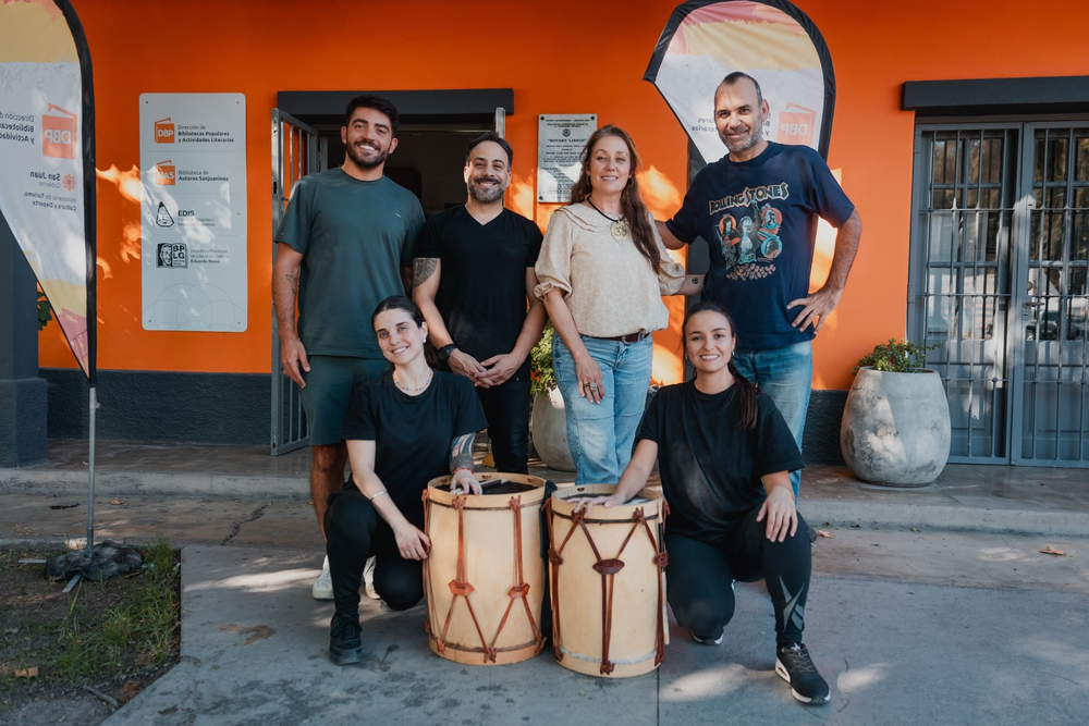 Parte de los artistas sanjuaninos que dar&aacute;n cuerpo a la "Burbuja Art&iacute;stica", durante los ensayos en la Direcci&oacute;n de Bibliotecas Populares