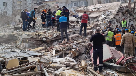 Al menos un muerto y decenas de heridos en una réplica del sismo en Turquía